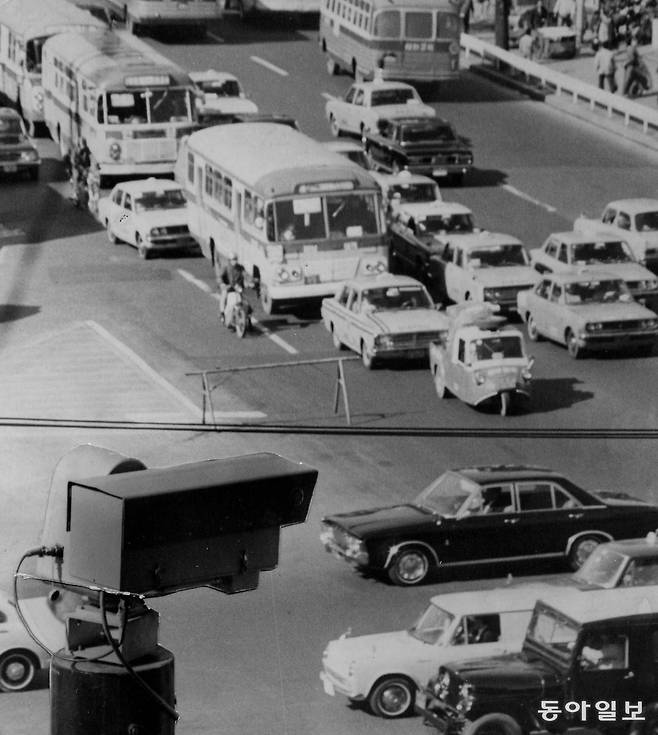광화문 네거리에 설치된 CCTV. 1971년 10월 27일. 동아일보 DB