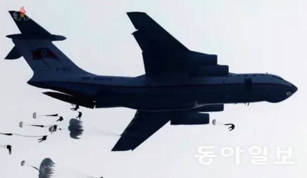지난해 3월, 거의 10년 만에 선보인 북한군 낙하훈련 모습. 북한에 단 두 대인 고려항공 수송기가 공수작전에 투입됐다. 속도가 너무 빨라 뛰어 내리자마자 낙하산이 옆으로 쓰러진다. 동아일보 DB
