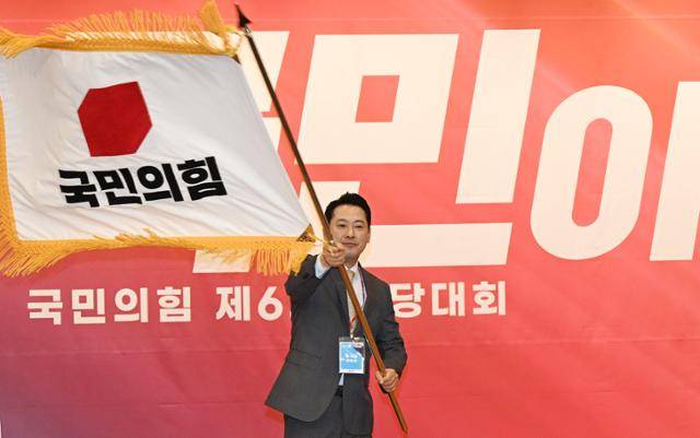 지난 8월 서울 여의도 국회도서관에서 열린 국민의힘 제6차 전당대회 결선에서 당대표로 당선된 장동혁 당시 후보가 당기를 흔들고 있다. 고영권 기자