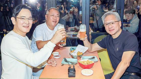 젠슨 황 엔비디아 최고경영자(CEO)가 30일 오후 서울 강남구 삼성역 인근 깐부치킨 매장에서 이재용 삼성그룹 회장, 정의선 현대차그룹 회장과 치킨 회동을 하고 있다. 김경록 기자