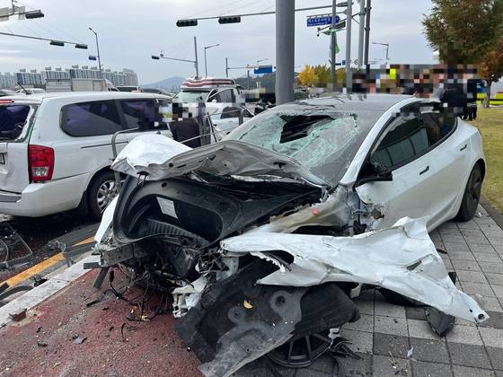 8일 오후 대전 유성구 도룡동 신세계백화점 앞 도로에서 6중 추돌 사고가 발생한 가운데 차량이 크게 파손돼 있다. 사진 대전소방본부 제공=뉴스1
