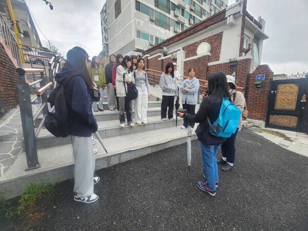 인천의 학생들이 전문강사가 소개하는 안전신문고 신고 방법을 통해 길을 걷던 중 발견한 안전 위험 요소를 신고하고 있다. 인천시교육청 제공