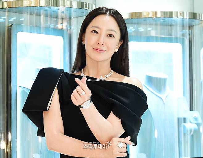 배우 김희선이 10월 27일 충무로 1가 신세계백화점 본점에서 열린 주얼리 브랜드 행사에 참석해 포즈를 취하고 있다. <강영국 기자>