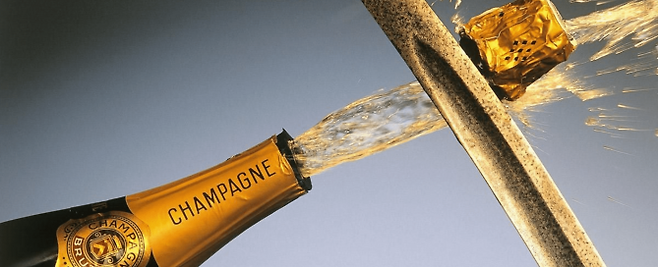 사브라주의 순간. 병목이 ‘똑’ 떨어져 나가는 순간 6기압의 압축된 내용물이 병 바깥으로 분출된다. 하지만 대부분의 음료는 병에 남게 된다.