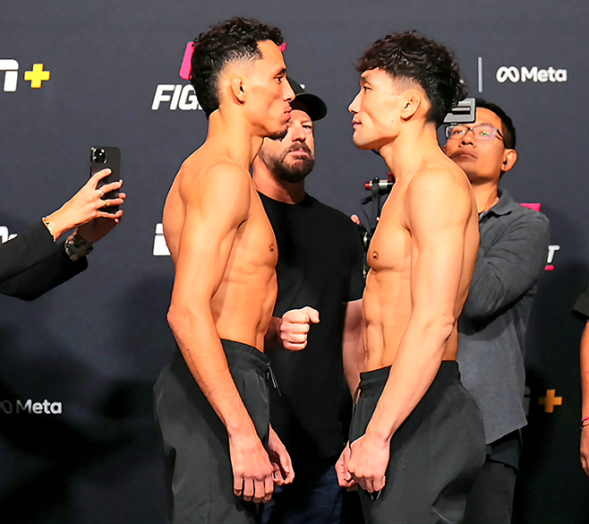 2025년 11월 미국 네바다주 엔터프라이즈 UFC on ESPN+ 121 제6경기 계체 후 라이트급 출신 티머시 앙헬 쿠암바와 RTU 시즌2 밴텀급 우승자 이창호가 마주 보고 있다. 사진=TKO