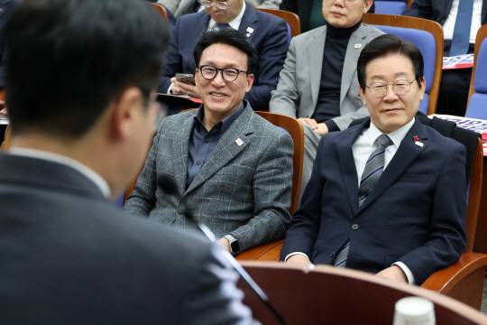 이재명(오른쪽) 대통령과 김민석 총리가 박찬대 의원의 발언을 들으며 미소짓고 있다. 뉴시스