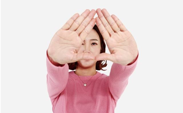 양손으로 삼각형을 만들어 주시안을 찾는다.