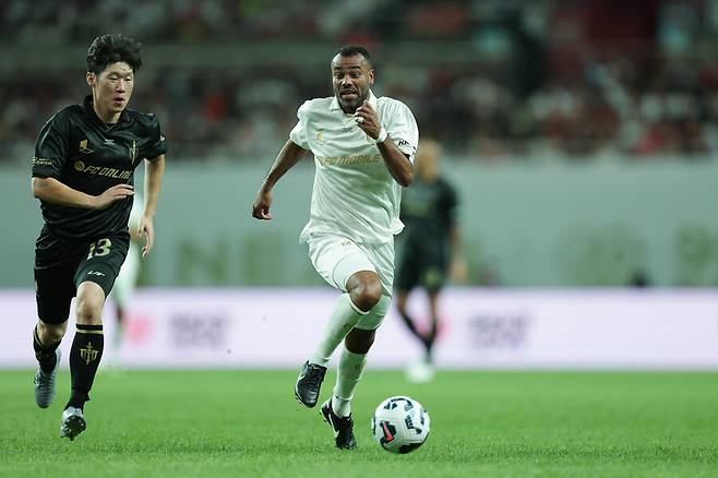 ▲ 현역 시절에도 박지성은 희생의 상징이었다. 화려한 기술 대신 지치지 않는 체력과 헌신적인 움직임으로 세계적인 감독과 선수들의 신뢰를 얻었다. 맨유 시절 퍼거슨 감독에게도 헌신의 아이콘으로 극찬을 받았다. 그런 마음으로 아이콘 매치를 뛰었고, 무릎은 더욱 안 좋아졌다. ⓒ