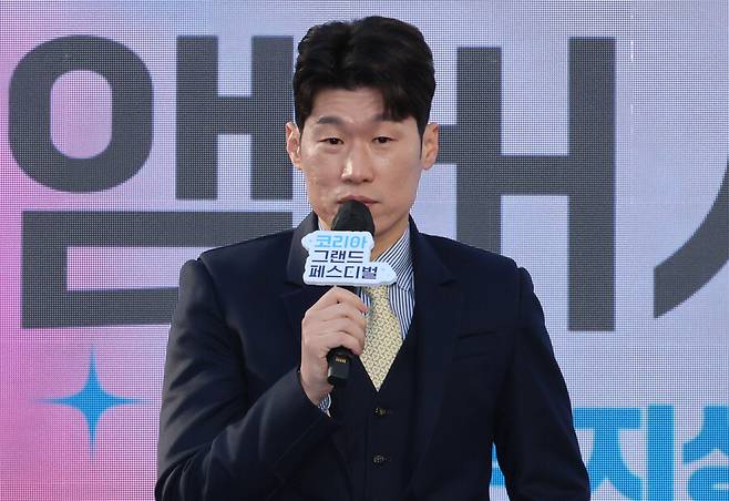 ▲ 28일 부산시 광복로 분수광장에서 열린 코리아 그랜드 페스티벌 개막식에서 홍보대사인 전 국가대표 축구선수 박지성이 인사말을 하고 있다. ⓒ연합뉴스