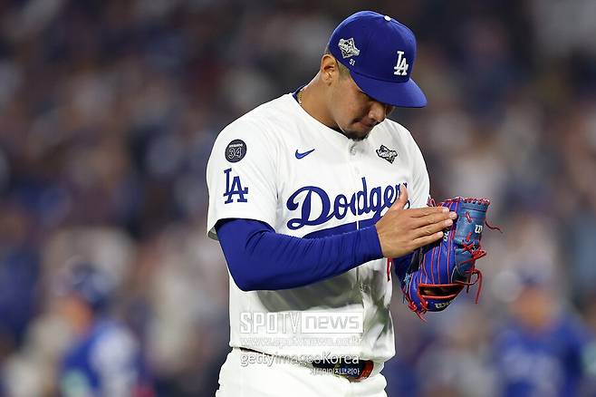 ▲ LA 다저스 투수 에드가르도 엔리케스가 알렉스 베시아의 등 번호인 51번을 모자에 새기고 투구를 준비하고 있다.