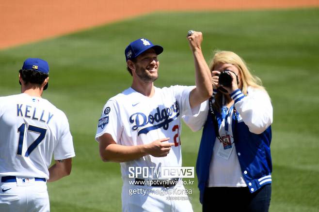 ▲ 2021년 시즌을 앞두고 첫 우승 반지를 손에 끼며 즐거워하고 있는 클레이튼 커쇼