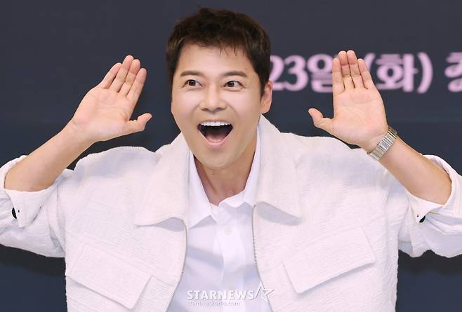 방송인 전현무가 23일 오전 서울 양천구 목동 SBS에서 진행된 SBS 예능 '우리들의 발라드' 제작발표회에 참석해 포즈를 취하고 있다. 음악 전문가부터 일반 남녀노소까지 150명의 '탑백귀 대표단'이 대중픽 감별사로 나서 새로운 목소리를 찾는 집단 지성 음악 서바이벌 오디션 '우리들의 발라드'는 오늘(23일) 첫 방송된다. /2025.09.2 /사진=이동훈 photoguy@