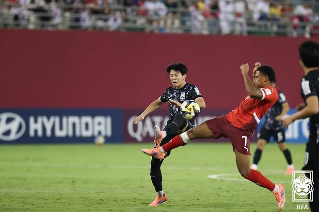대한민국 17세 이하(U-17) 대표팀 김도민이 8일(한국시간) 카타르 도하의 어스파이어 존에서 열린 2025 국제축구연맹(FIFA) U-17 월드컵 조별리그 F조 2차전 스위스전에서 볼 경합을 펼치고 있다. /사진=대한축구협회 제공