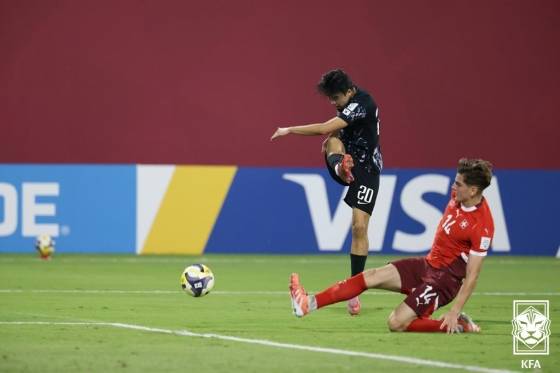 대한민국 17세 이하(U-17) 대표팀 남이안이 8일(한국시간) 카타르 도하의 어스파이어 존에서 열린 2025 국제축구연맹(FIFA) U-17 월드컵 조별리그 F조 2차전 스위스전에서 슈팅하고 있다. /사진=대한축구협회 제공