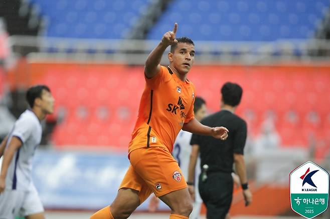 유리 조나탄이 FC안양을 상대로 만회골을 넣고 손가락을 치켜세우고 있다. /사진=한국프로축구연맹 제공