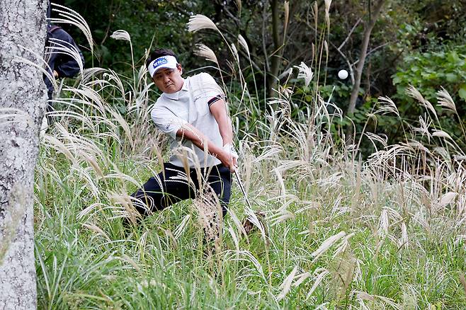 박상현이 8일 제주 서귀포의 테디밸리 골프앤리조트(파72)에서 열린 한국프로골프(KPGA) 투어 챔피언스 인 제주 3라운드 4번홀에서 트러블샷을 날리고 있다. /사진=KPGA 제공