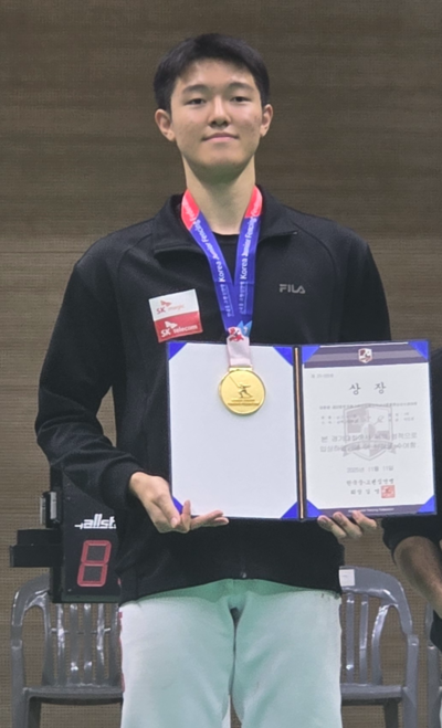 9일 전남 강진제1실내체육관서 열린 제22회 한국중고펜싱연맹전국남녀종별펜싱선수권대회 남고부 사브르 개인전서 우승한 박민준(안산 상록고)가 시상대 위에서 기념사진을 찍고 있다. 사진=상록고등학교