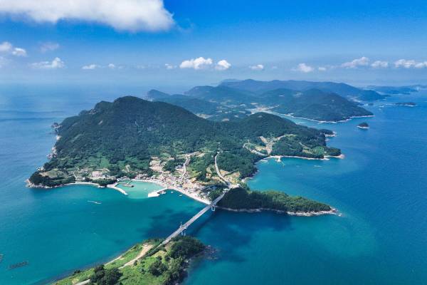 9일 '2026여수세계섬박람회'가 300일 앞으로 다가온 가운데 행사 준비에 박차를 가하고 있다. 사진은 금오도 전경. 여수시 제공