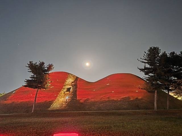 경주 APEC과 연계해 진행하고 있는 대릉원 미디어파사드쇼의 장면. 강시일 기자