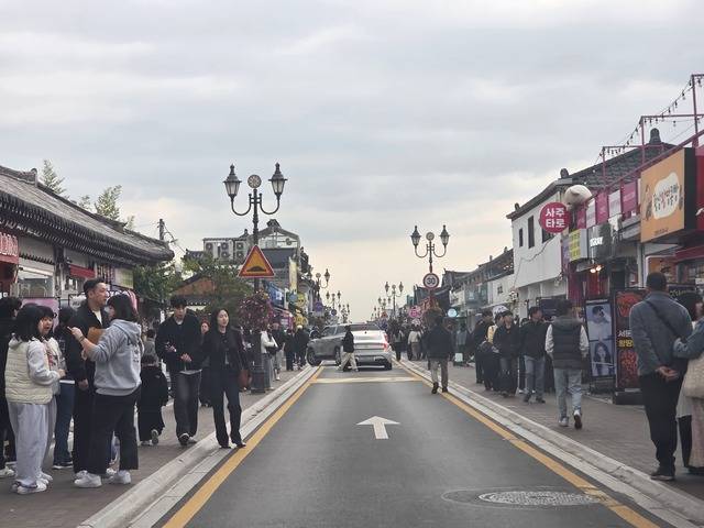 APEC 영향으로 경주 관광객들이 늘어나면서 황리단길에는 주중에도 붐비는 모습. 강시일 기자