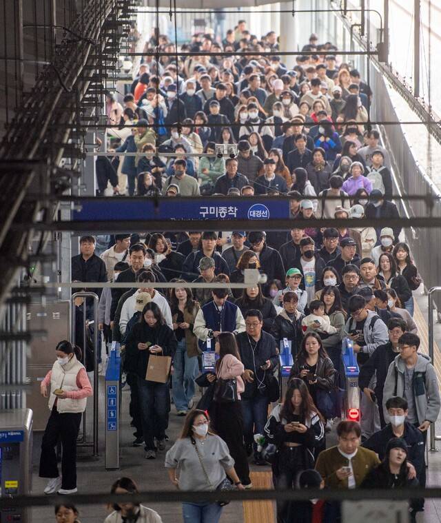 '2025 구미라면축제'를 즐기기 위해 대구 등지에서 대경선을 타고 온 방문객들이 구미역을 빠져 나오고 있다. 구미시 제공