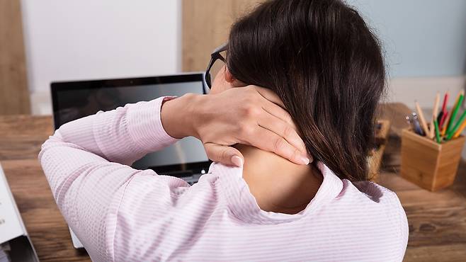 잘못된 자세가 반복·지속되면 목 주변 근육이 불균형해진다|게티이미지뱅크