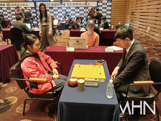 강동윤 9단(오른쪽)이 베트남 하꾸윈안 아마5단을 돌려세우고 16강 무대를 밟았다.(사진 제주에서 MHN 엄민용 선임기자)