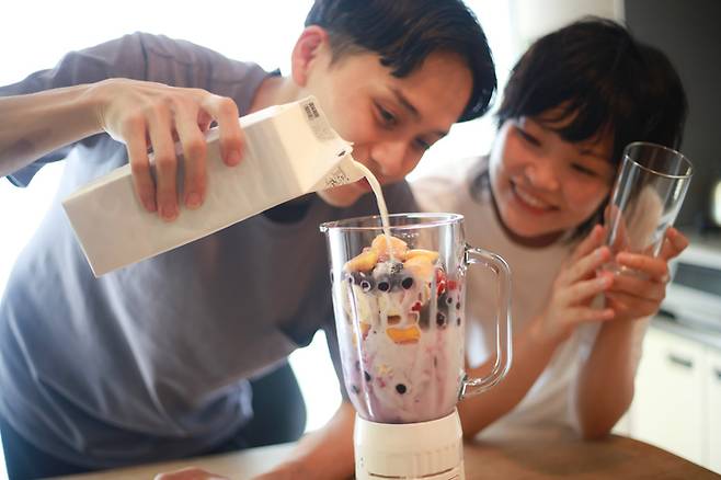 젊은 남녀가 스무디를 만들고 있다. 바나나를 다른 과일과 섞어서 갈면 건강 효과가 뚝 떨어지니 조심해야 한다. 항산화물질인 플라바놀이 84%나 감소한다. 사진=게티이미지뱅크