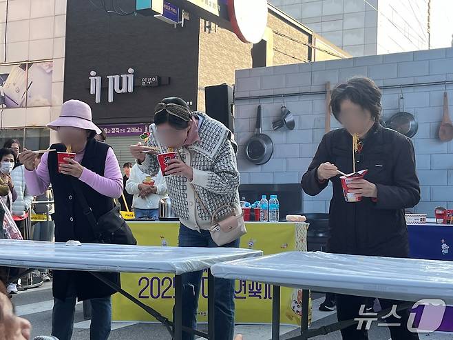 지난 7일 오후 경북 구미라면축제에서는 '케데헌 면치기 대회'가 열렸다. 2025.11.7 / 뉴스1 박혜연 기자 ⓒ 뉴스1