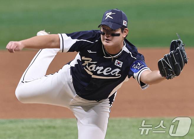 9일 오후 서울 구로구 고척스카이돔에서 열린 2026 WBC 대비 평가전 '2025 네이버 K-베이스볼 시리즈(K-BASEBALL SERIES)' 체코와의 2차전 경기. 5회말 마운드에 오른 김서현이 역투하고 있다. 2025.11.9/뉴스1 ⓒ News1 구윤성 기자