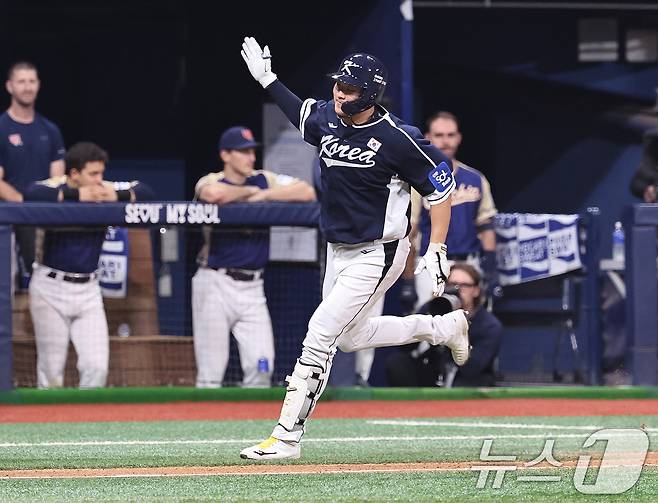 9일 오후 서울 구로구 고척스카이돔에서 열린 2026 WBC 대비 평가전 '2025 네이버 K-베이스볼 시리즈(K-BASEBALL SERIES)' 체코와의 2차전 경기. 대한민국 이재원이 9회초 무사 1루때 투런홈런을 친 뒤 그라운드를 돌고 있다. 2025.11.9/뉴스1 ⓒ News1 구윤성 기자