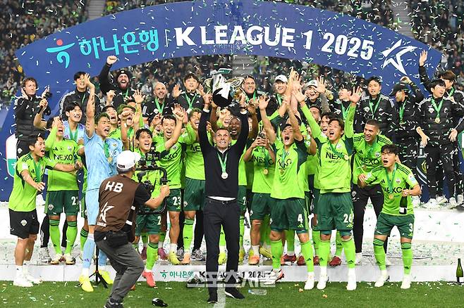 전북 현대 거스 포옛 감독(가운데)이 8일 전주월드컵경기장에서 열린 하나은행 K리그1 대전 하나 시티즌과 경기 후 진행된 우승 시상식에서 트로피를 들어올리며 기뻐하고 있다. 2025. 11. 8. 전주 | 박진업 기자 upandup@sportsseoul.com