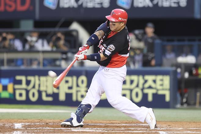 KIA 최형우가 13일 잠실구장에서 열린 2025 KBO리그 LG와 경기에서 6회초 우월 솔로포를 터뜨리고 있다. 사진 | KIA 타이거즈