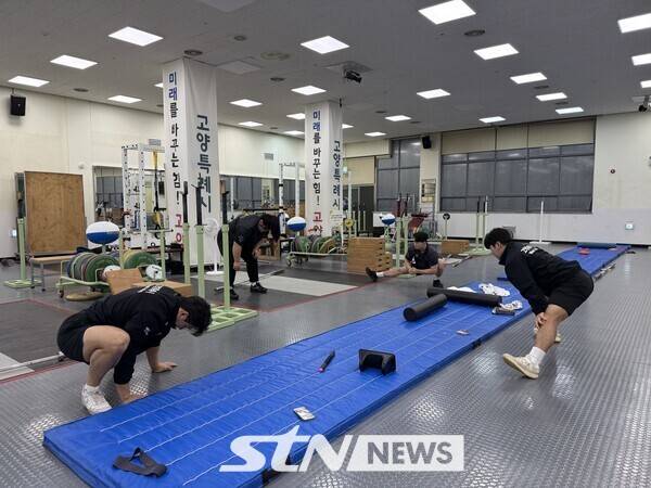 고양시청 역도부가 지난 5일 장미란체육관에서 진행된 대면 인터뷰 후 훈련에 임하고 있다./사진(고양)=강의택 기자