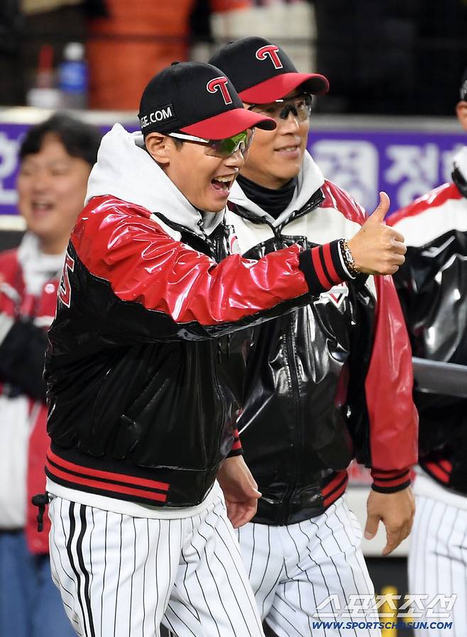 30일 대전 한화생명볼파크에서 열린 한국시리즈 4차전 한화 이글스와 LG 트윈스의 경기. 승리한 LG 염경엽 감독이 기뻐하고 있다. 대전=박재만 기자 pjm@sportschosun.com/2025.10.30/