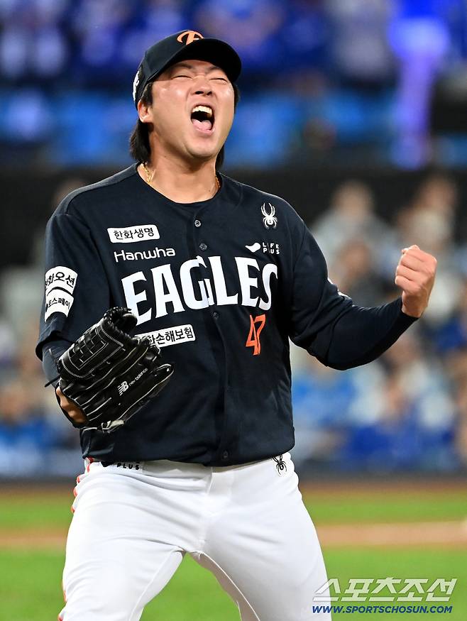 21일 대구 삼성라이온즈파크에서 열린 한화와 삼성의 플레이오프 3차전, 5회말 2사 1루 김범수가 디아즈를 내야땅볼로 처리한 후 환호하고 있다. 대구=허상욱 기자wook@sportschosun.com/2025.10.21/