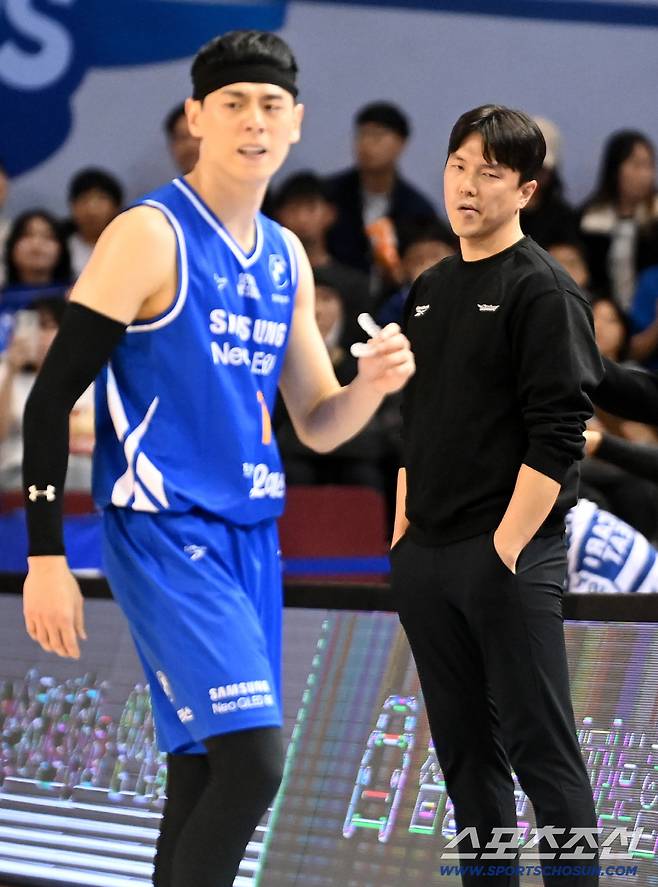 9일 잠실실내체육관에서 열린 서울 삼성과 서울 SK의 경기, 아쉬운 표정의 서울 삼성 김효범 감독. 잠실실내체=허상욱 기자wook@sportschosun.com/2025.11.09/