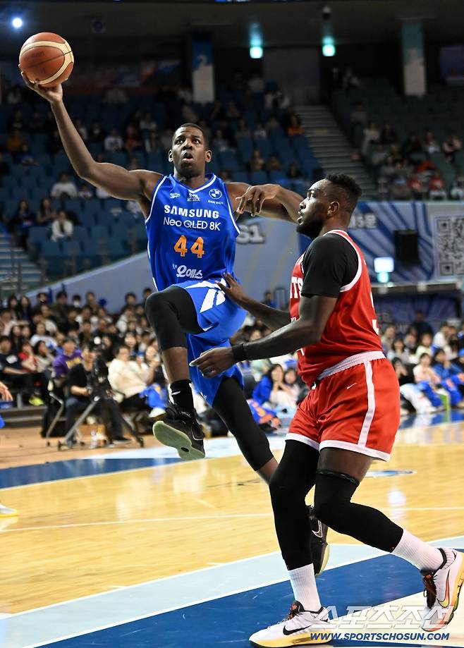 9일 잠실실내체육관에서 열린 서울 삼성과 서울 SK의 경기, 삼성 니콜슨이 SK 워니의 수비를 피해 골밑슛을 시도하고 있다. 잠실실내체=허상욱 기자wook@sportschosun.com/2025.11.09/