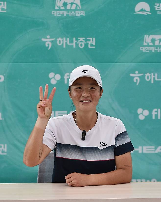 한국테니스선수권대회 첫 3관왕을 달성한 김나리(수원시청)가 공식 인터뷰 뒤 손가락 3개를 펴 보이고 있다. 사진/황서진 기자