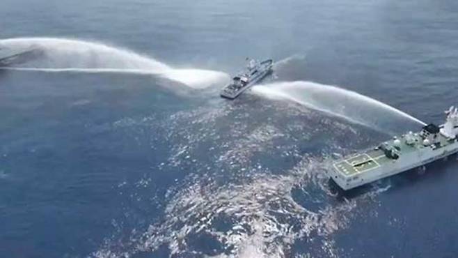 지난해 4월 남중국해 스프래틀리 군도(중국명 난사군도) 일대에서 중국 해경선들이 필리핀 해경선을 에워싸고 물대포를 쏘며 충돌한 모습. AFP연합뉴스