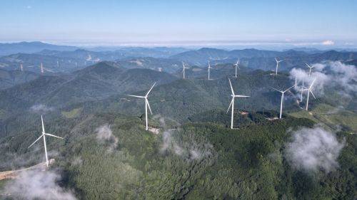 태백가덕산풍력발지 단지를 항공 촬영한 모습. 해발 고도 1078m인 가덕산 고지에 1단계 12기, 2단계 5기의 풍력발전기가 총 11km 길이로 설치돼 있다. 태백가덕산풍력발전