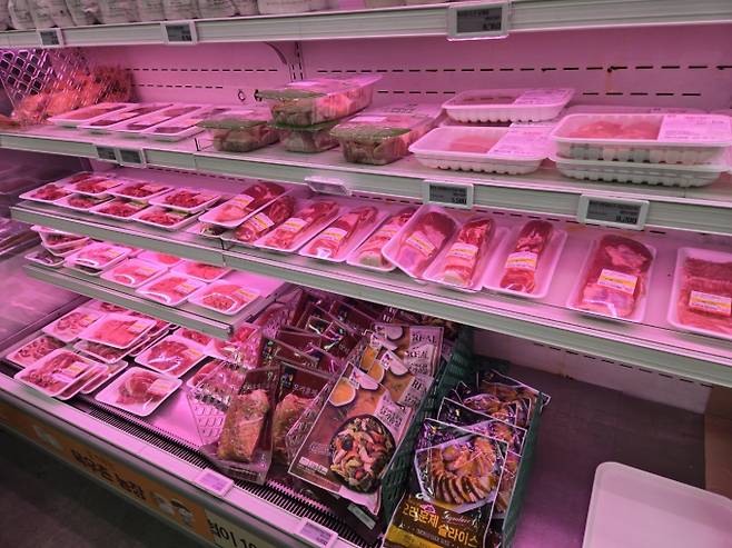 대형마트 휴무일, 이마트·롯데마트·홈플러스·코스트코 ‘할인! 오픈런’ = 이마트·롯데마트·홈플러스·코스트코 등 대형마트가 이번 주는 각사별 특색있는 할인행사에 돌입한다. 한우에서 자동차까지 전품목 역대급 할인이 제공되는 한국판 블랙프라이데이 '코리아 그랜드 페스티벌'이 9일까지 진행되는 가운데, 특히 이마트는 ‘김장대전’과 그룹이 총출동하는 '2025 대한민국 쓱데이’를, 롯데마트는 ‘땡큐절’ 2주차 행사를, 홈플러스는 오는 12일까지 ‘BLACK 홈플런’ 2주차 행사를 진행한다. ©bnt뉴스: 대형마트 휴무일? 이마트·롯데마트·홈플러스‧코스트코 등 마트 휴일, 쉬는날