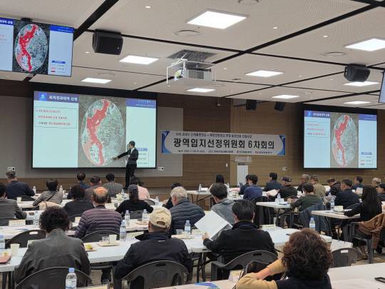 지난 6일 345kV 신계룡-북천안 송전선로 건설사업 광역 입지선정위원회 6차 회의 모습. 윤평호 기자