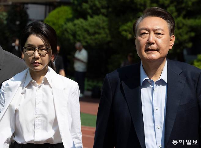 윤석열 전 대통령과 김건희 여사가 제21대 대통령 선거일인 6월 3일 오전 서울 서초구 원명초등학교에 마련된 서초4동 제3투표소에서 투표를 마치고 차량으로 이동하고 있다. 2025.06.03 홍진환 기자 jean@donga.com