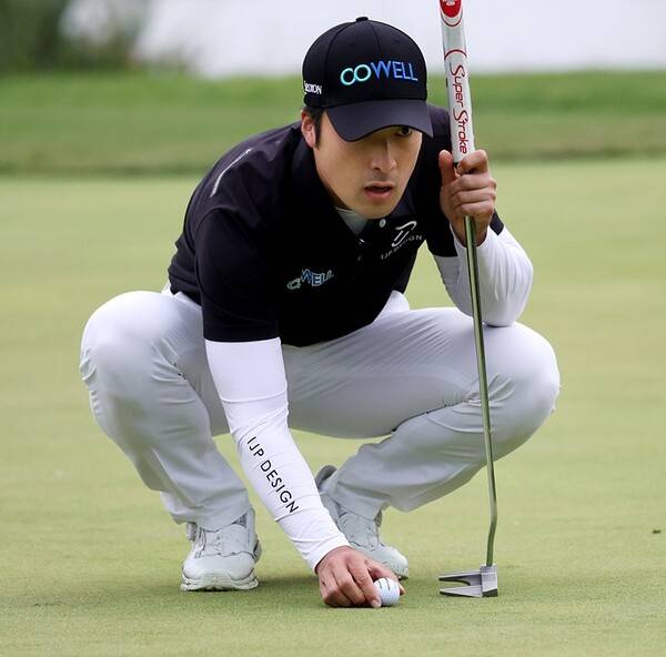 2025년 한국프로골프(KPGA) 투어 시즌 최종전 'KPGA 투어챔피언십 인 제주' 우승 경쟁에 뛰어든 임예택 프로가 3라운드에서 경기하는 모습이다. 사진제공=KPGA (사진을 무단으로 사용하지 마십시오.)