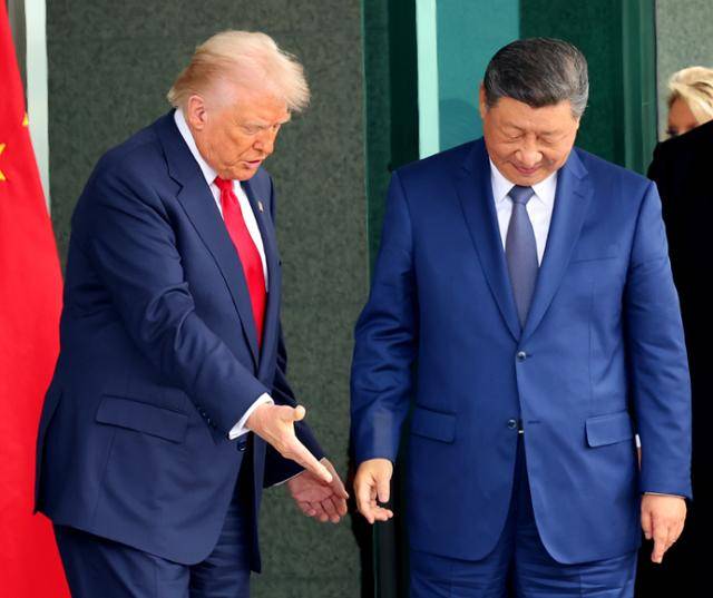 도널드 트럼프 미국 대통령과 시진핑 중국 국가주석이 11월 30일 부산 김해공군기지 의전실 나래마루에서 미중 정상회담을 마친 뒤 회담장을 나서고 있다. 경주=연합뉴스