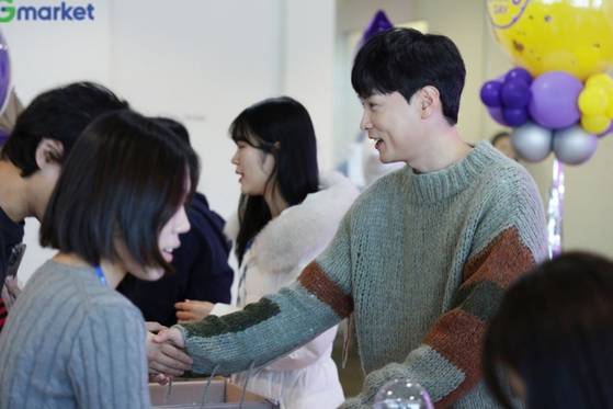 지난 3일 서울 역삼동 지마켓(G마켓) 본사를 방문한 가수 민경훈이 임직원들에게 커피와 디저트를 나눠줬다. 사진 지마켓