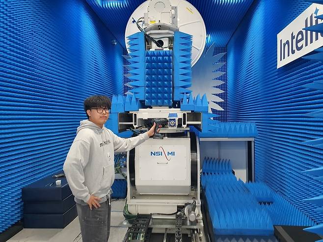 고재균 사원이 RF 테스트 장면을 보여주고 있다. 평택=윤현주 기자