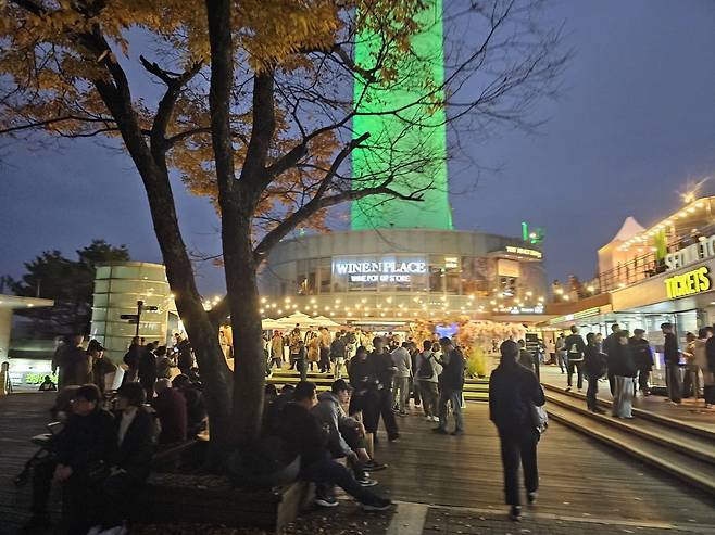 지난 8일 서울 남산타워 입구에서 시민들이 휴식을 취하고 있다. 권용훈 기자