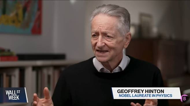 초지능 AI가 인간 노동력과 인류 사회의 가장 큰 위협이 될 수 있다고 경고해온 'AI의 대부' 제프리 힌튼 토론토대 명예교수가 2일(현지시간) 블룸버그TV와 인터뷰하고 있다. 자료=블룸버그TV 캡처